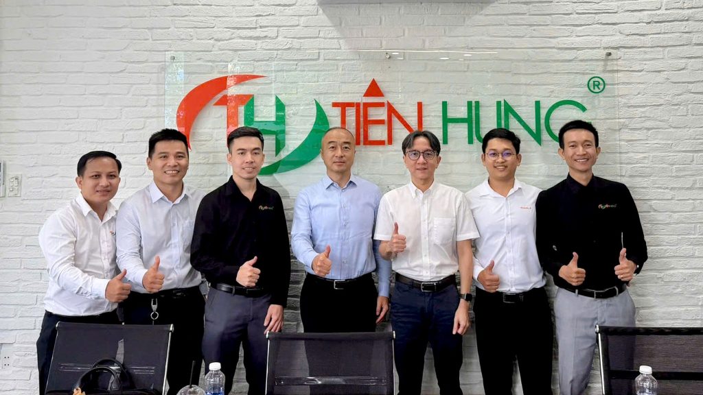 Ban Lãnh đạo Tiến Hưng chụp ảnh kỷ niệm cùng Mr. Lance và Mr. Gary từ Weidmüller Asia.